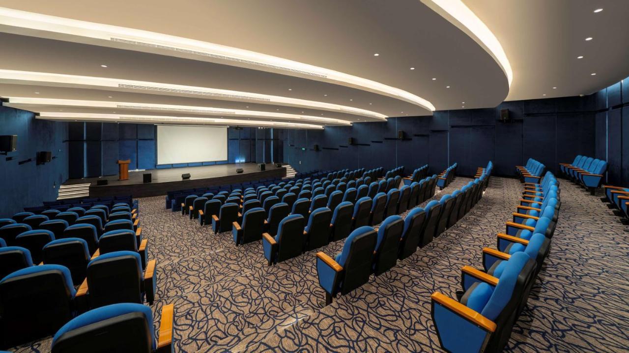 Radisson Airport 4*